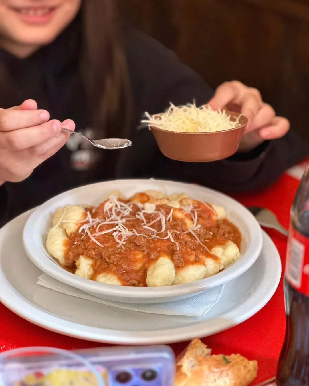 Ñoquis caseros con tres salsas en un solo plato en Esquel