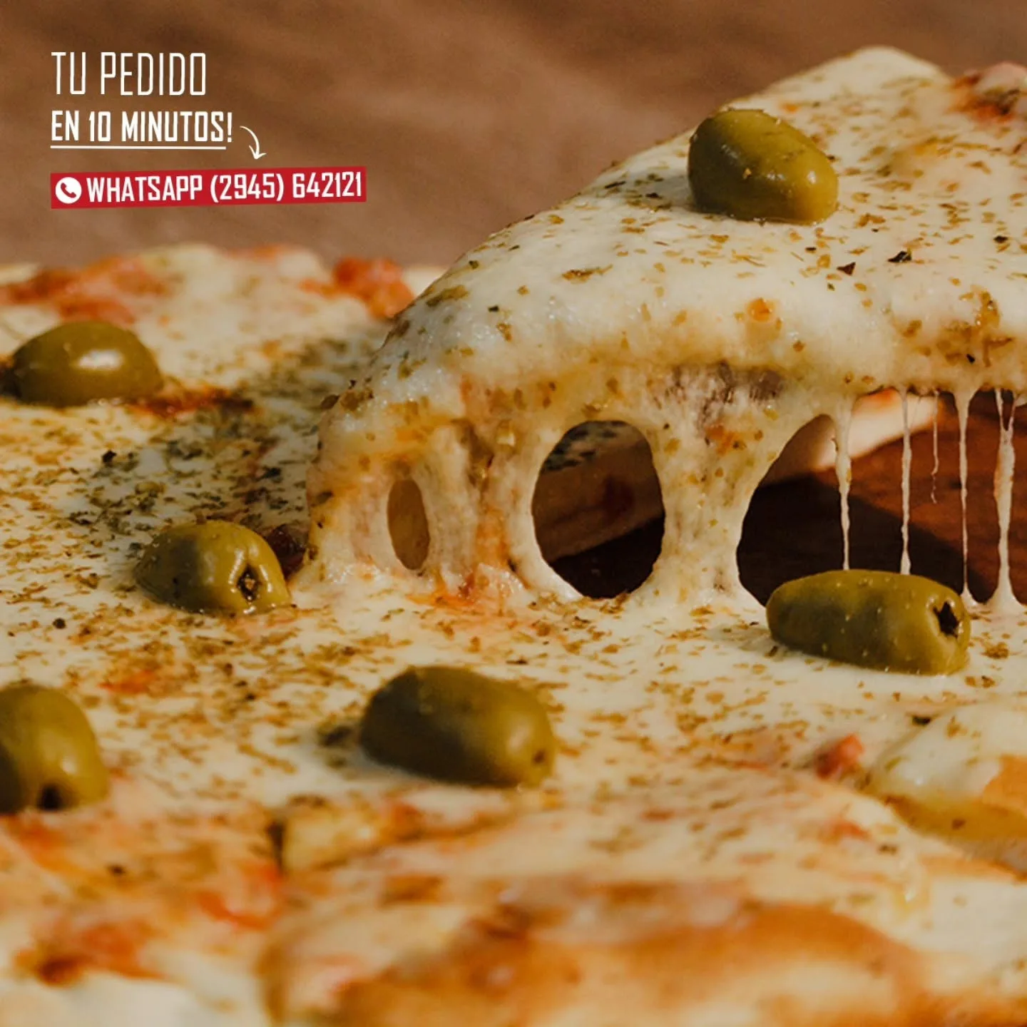 Pizzas y empanadas para llevar frente a la Terminal de Esquel en Esquel