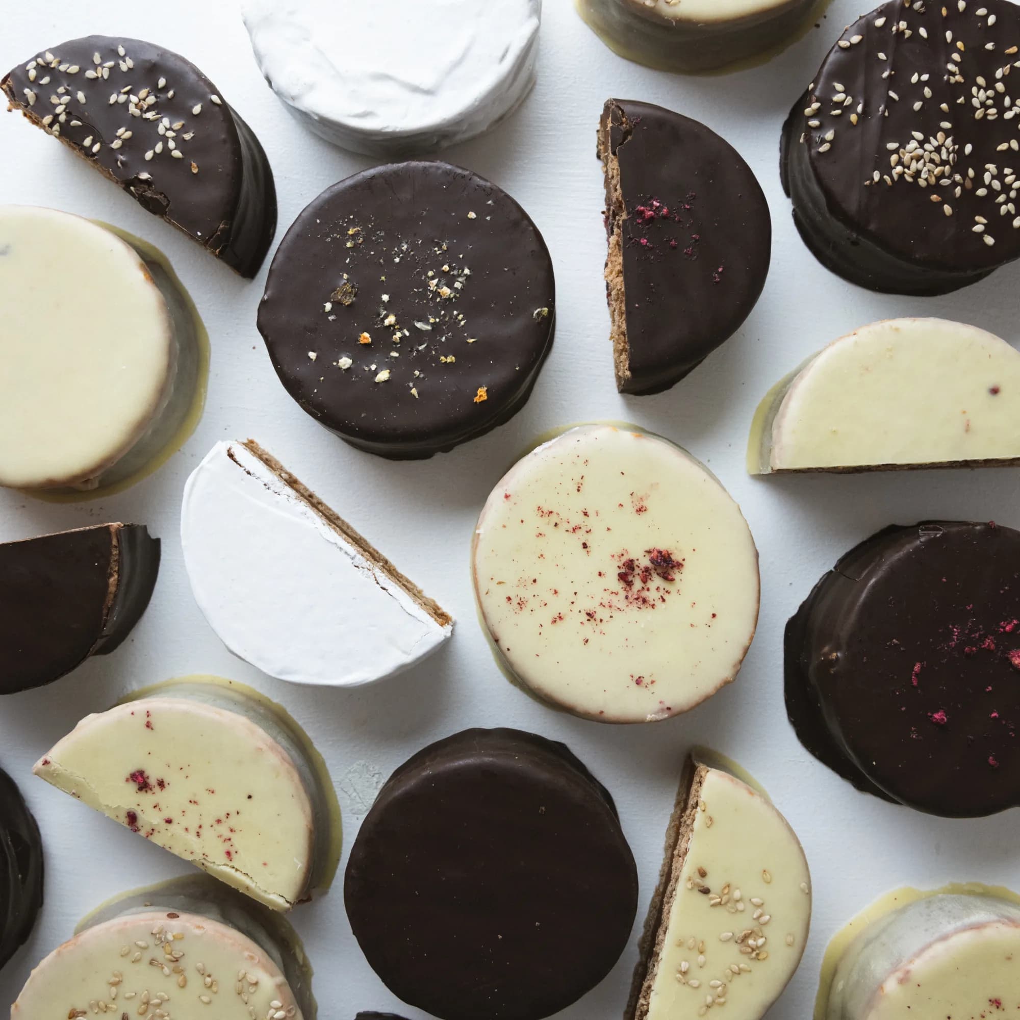 Alfajores artesanales premiados y café frente a la plaza de Esquel en Esquel